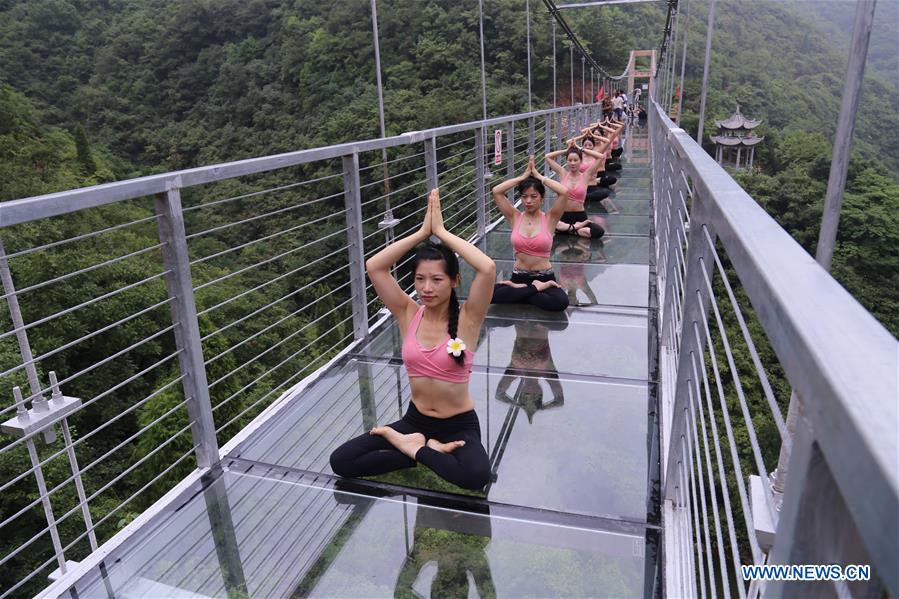 Pratique du yoga sur un pont suspendu