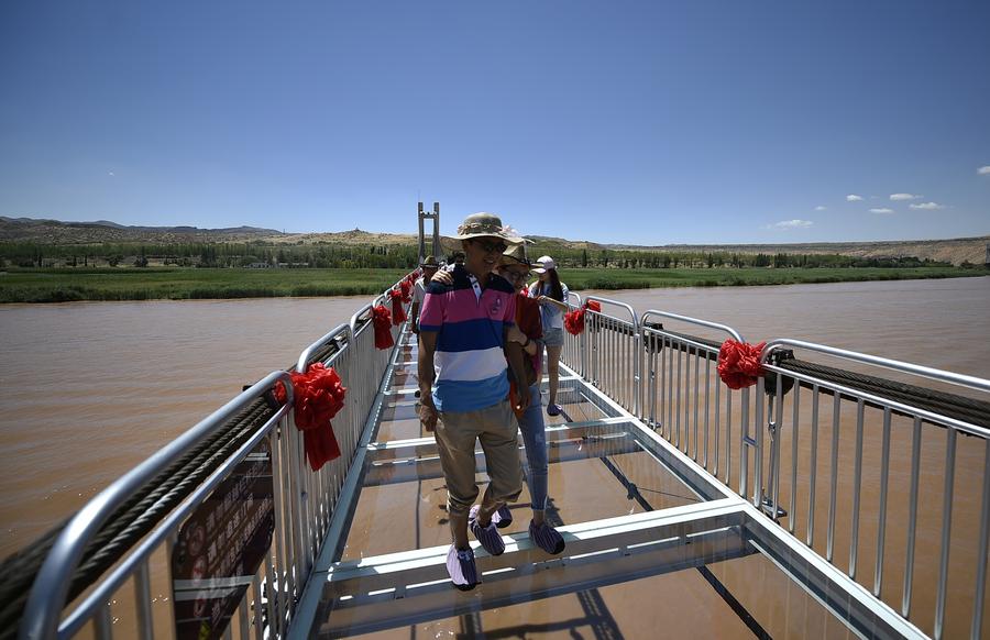 Ningxia : marche sur un pont en verre enjambant le fleuve Jaune