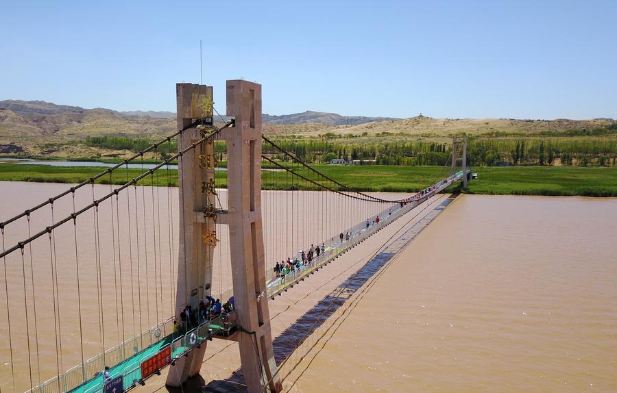 Ningxia : marche sur un pont en verre enjambant le fleuve Jaune