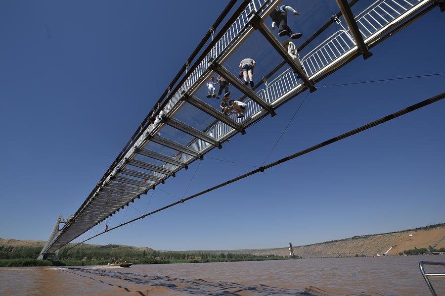 Ningxia : marche sur un pont en verre enjambant le fleuve Jaune