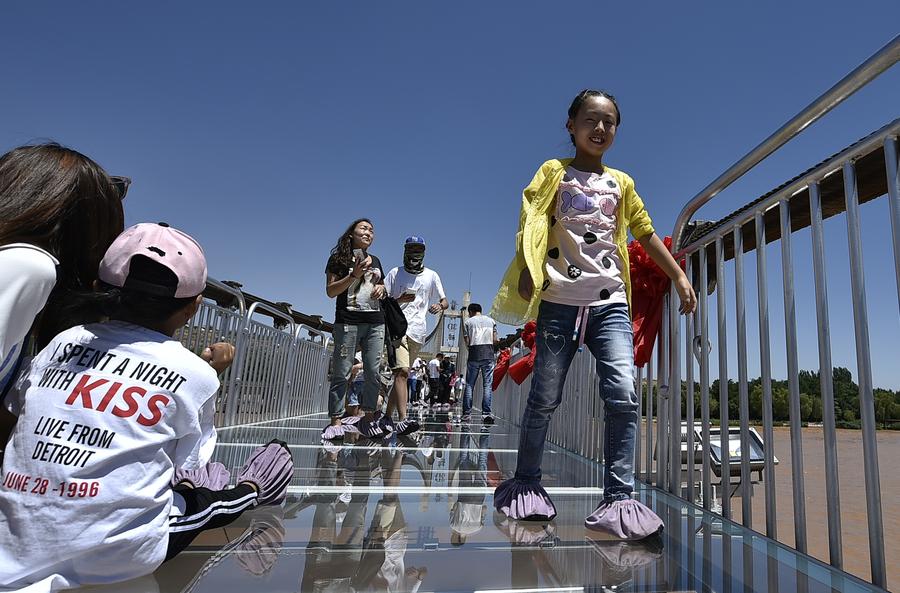 Ningxia : marche sur un pont en verre enjambant le fleuve Jaune