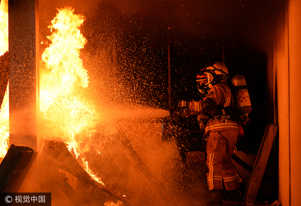 Beijing recrute pour la première fois des pompiers professionnels