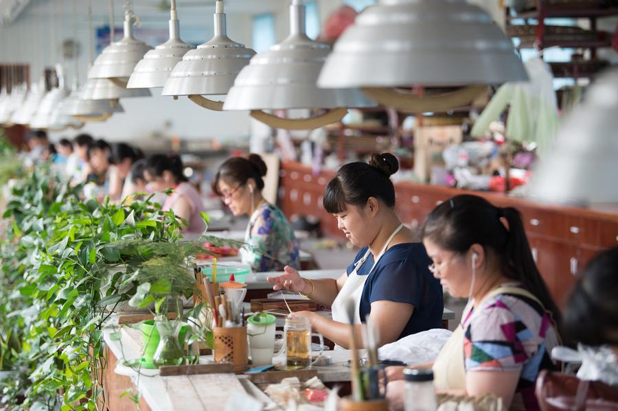 Huzhou : production des célèbres pinceaux traditionnels chinois