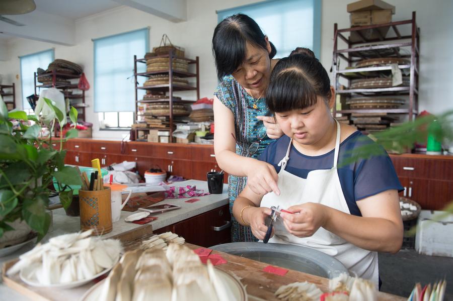 Huzhou : production des célèbres pinceaux traditionnels chinois