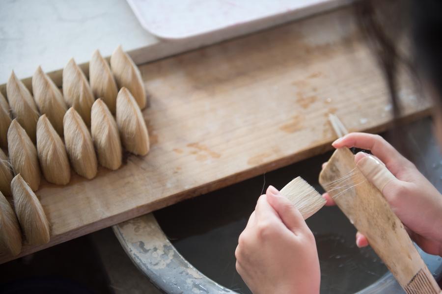 Huzhou : production des célèbres pinceaux traditionnels chinois