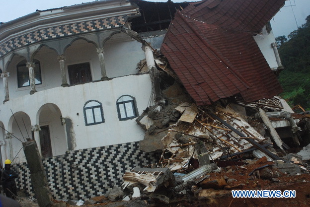 Sierra Leone : plus de 300 morts dans un glissement de terrain et des inondations dans la banlieue de Freetown 