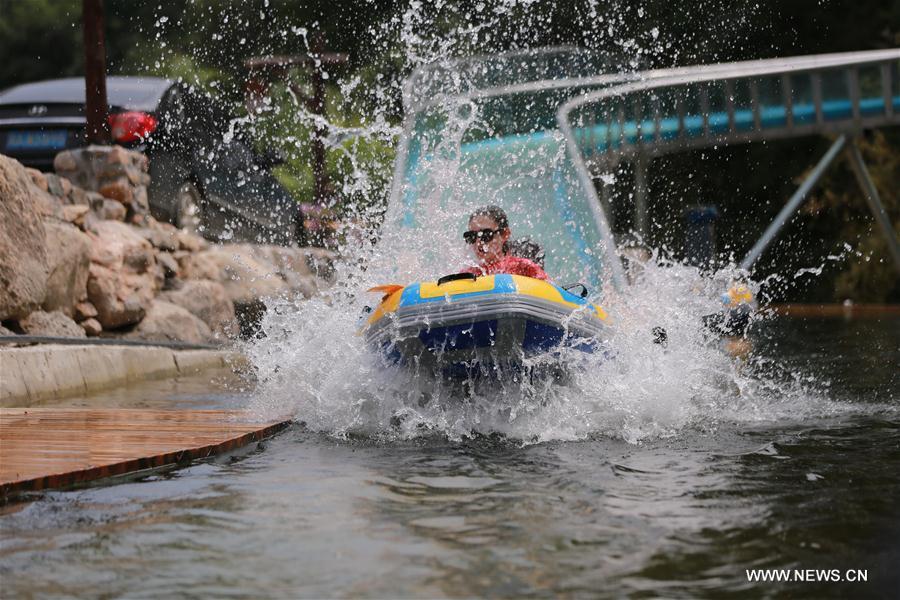 Un toboggan d'eau fait fureur dans le Hebei