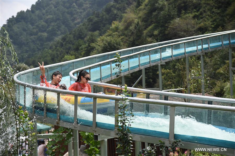 Un toboggan d'eau fait fureur dans le Hebei