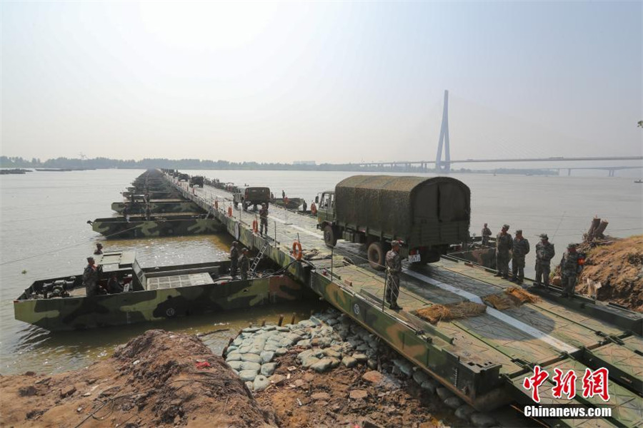 Construction d'un ponton de près de 900 m en moins de 27 minutes