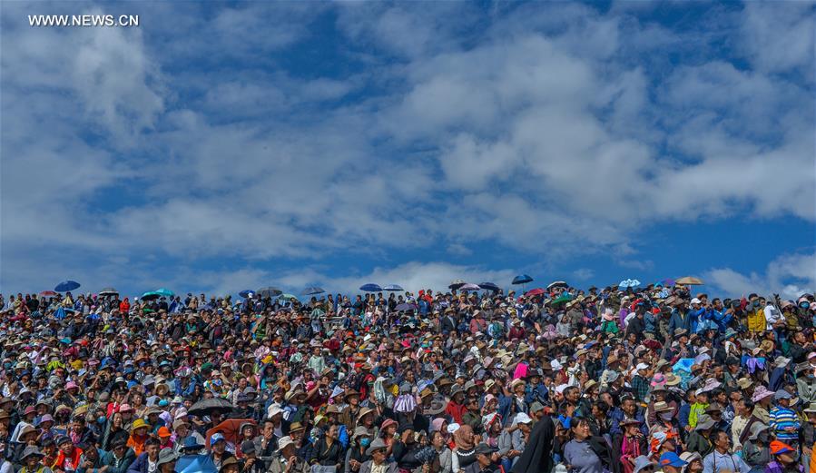 Ouverture à Lhassa du festival Shoton 