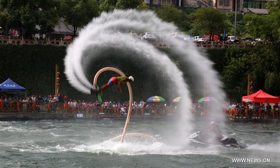 Hubei : l'incroyable flyboard à la surface de l'eau