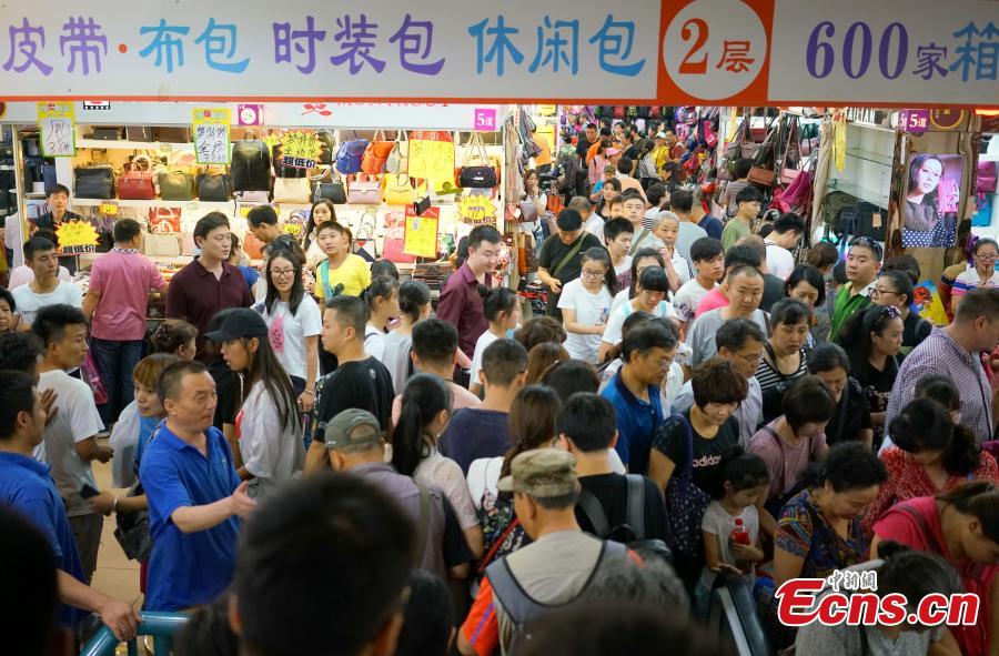 Beijing: les toutes dernières soldes du marché de Tianyi