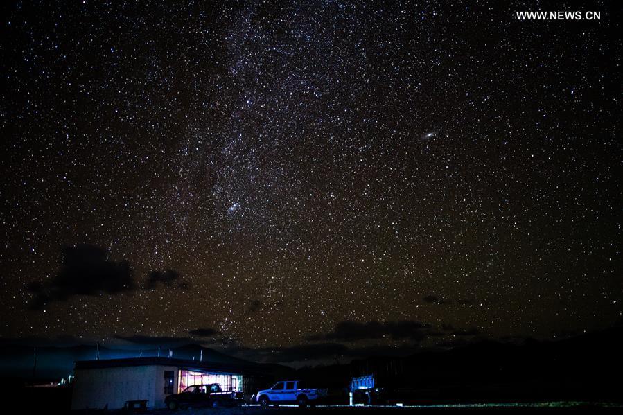 Un magnifique ciel étoilé au Tibet