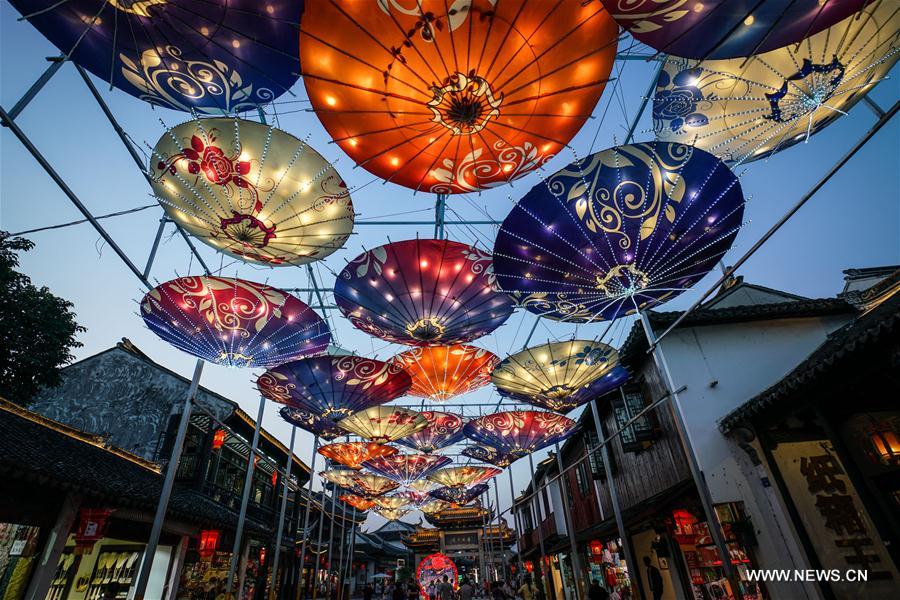 Jiangsu : des lanternes colorées pour célébrer la fête de la Lune