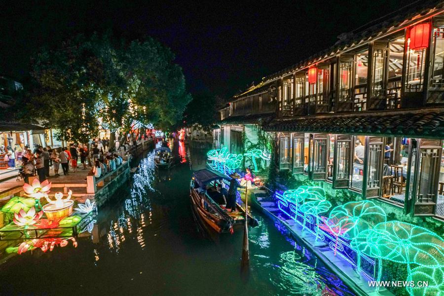 Jiangsu : des lanternes colorées pour célébrer la fête de la Lune