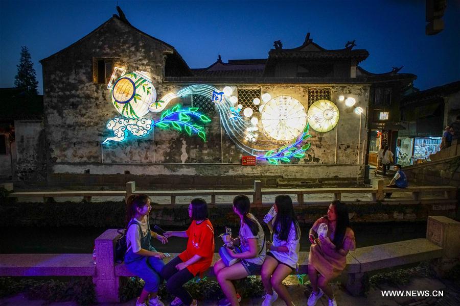 Jiangsu : des lanternes colorées pour célébrer la fête de la Lune