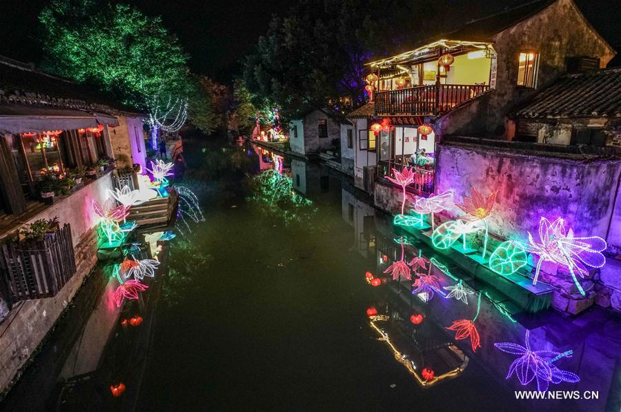 Jiangsu : des lanternes colorées pour célébrer la fête de la Lune