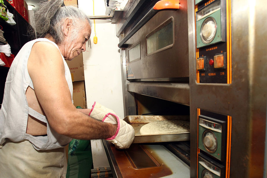 Un septuagénaire fait un tabac avec ses gateaux de lune