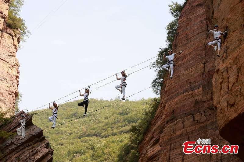 Pratique extrême du yoga à Luoyang