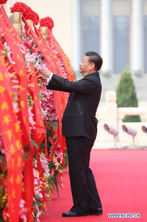 Xi Jinping rend hommage aux héros nationaux sur la place Tian'anmen