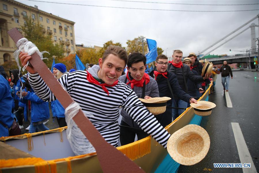 Russie : défilé du Festival mondial de la jeunesse et des étudiants 2017