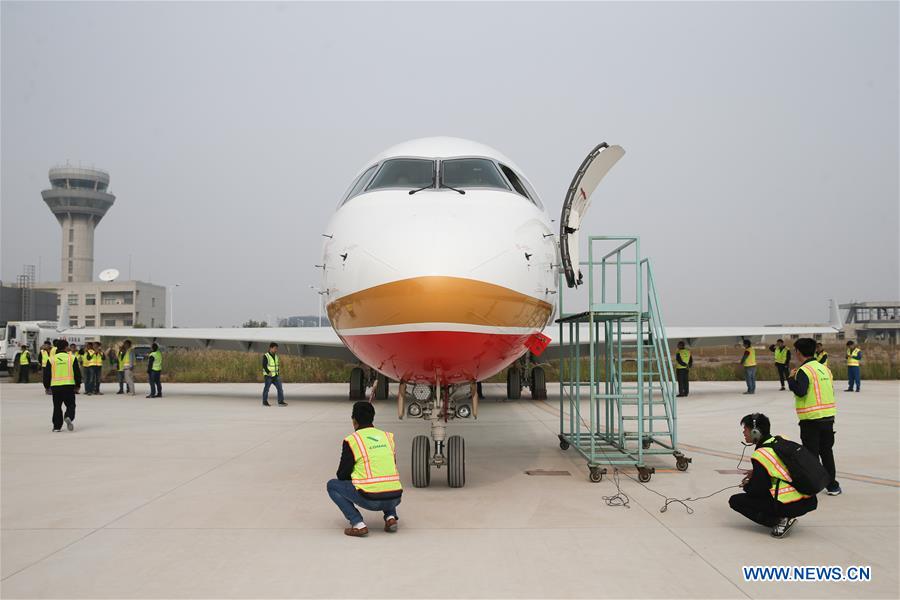 Chine : livraison du premier avion régional ARJ21-700