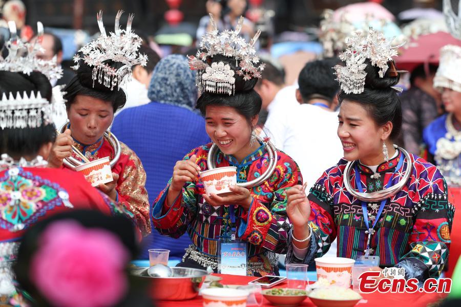 Un Banquet géant en plein air dans le Guizhou