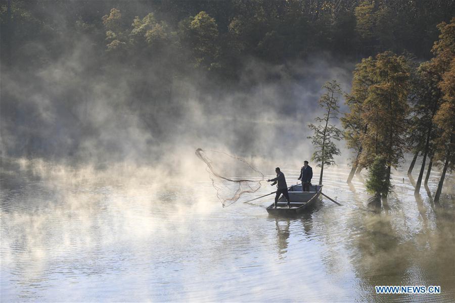 Le lac de Tianquan dans le brouillard