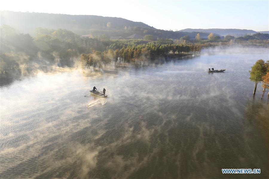 Le lac de Tianquan dans le brouillard