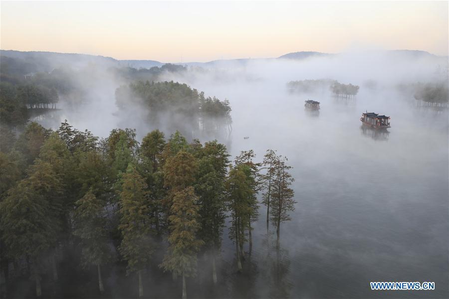 Le lac de Tianquan dans le brouillard