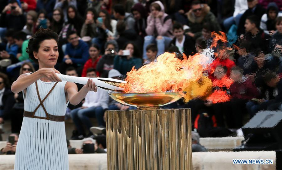 JO d'hiver : remise de la flamme olympique à Athènes