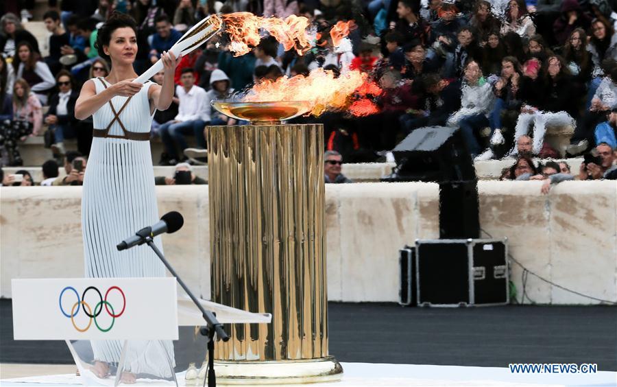 JO d'hiver : remise de la flamme olympique à Athènes