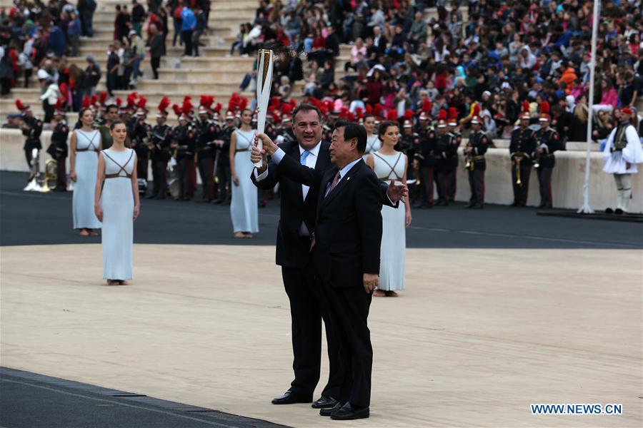 JO d'hiver : remise de la flamme olympique à Athènes