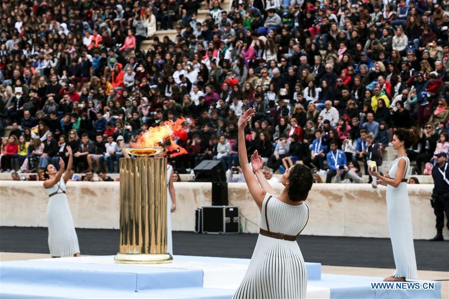 JO d'hiver : remise de la flamme olympique à Athènes