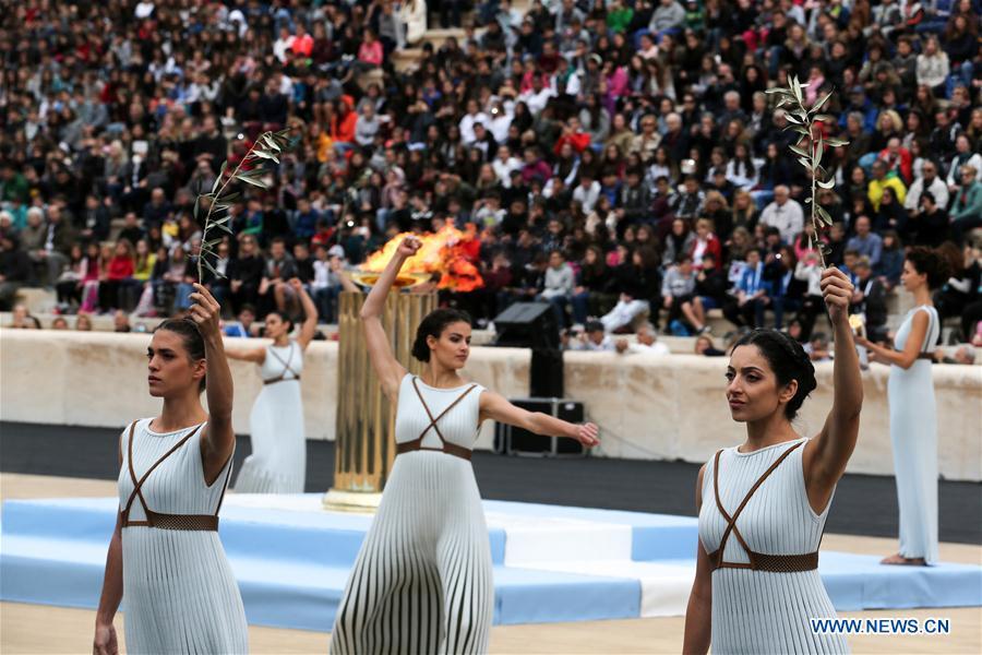 JO d'hiver : remise de la flamme olympique à Athènes