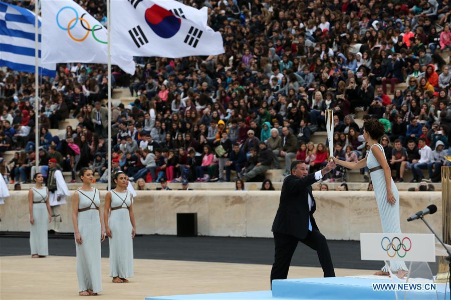 JO d'hiver : remise de la flamme olympique à Athènes