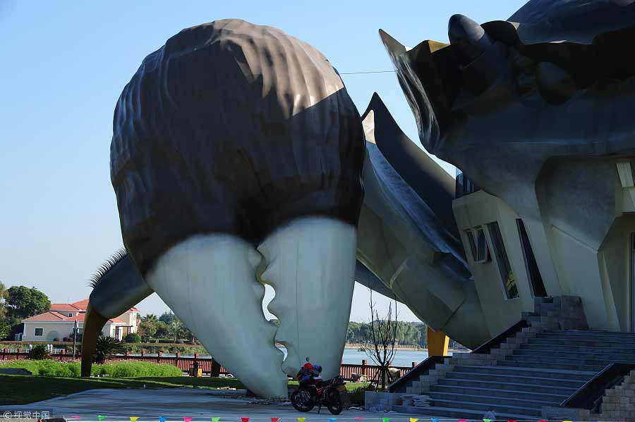 Un gigantesque crabe sur la rive d'un lac chinois