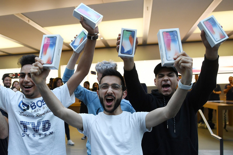 Les fans d'Apple du monde entier font la queue pour l'iPhone X