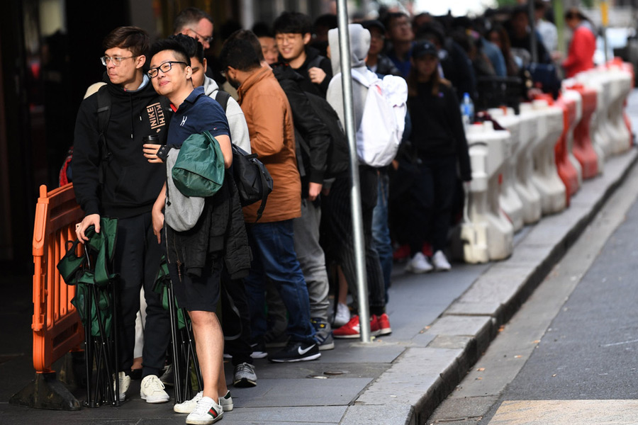 Les fans d'Apple du monde entier font la queue pour l'iPhone X