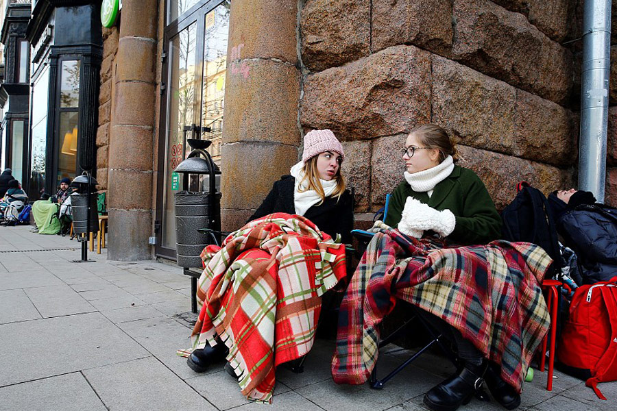 Les fans d'Apple du monde entier font la queue pour l'iPhone X