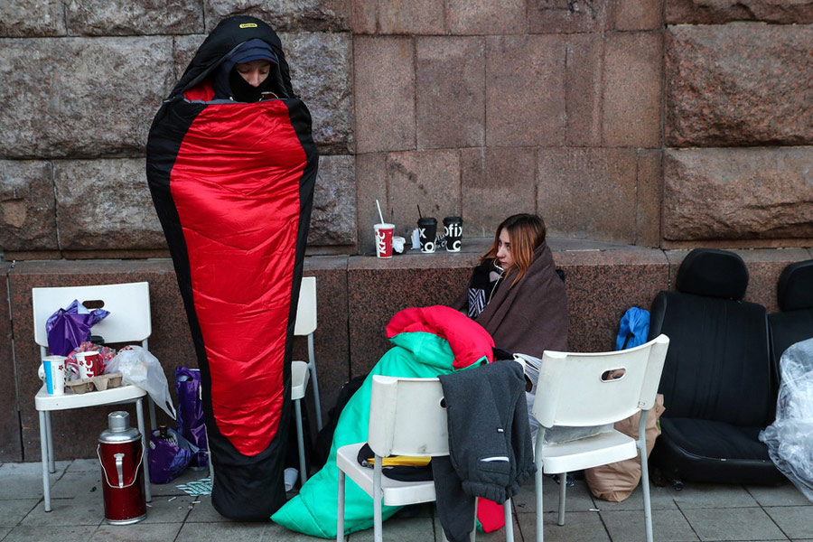 Les fans d'Apple du monde entier font la queue pour l'iPhone X