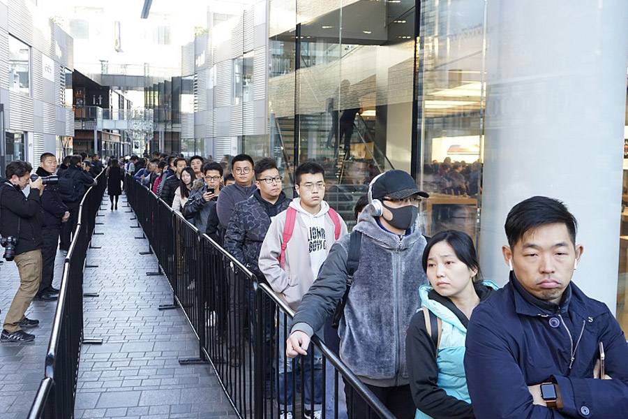 Les fans d'Apple du monde entier font la queue pour l'iPhone X