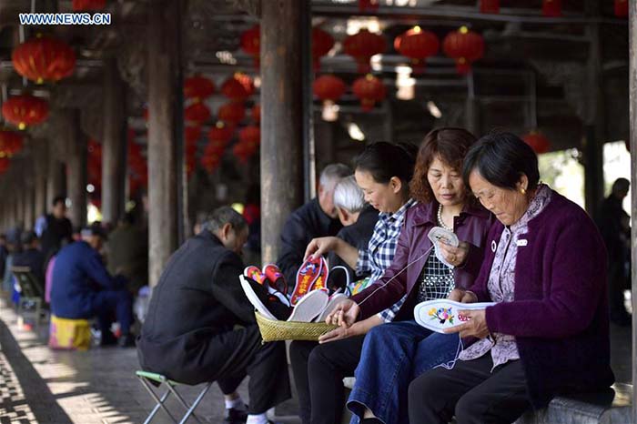 Hubei : l'art de la broderie de l'ethnie Tujia