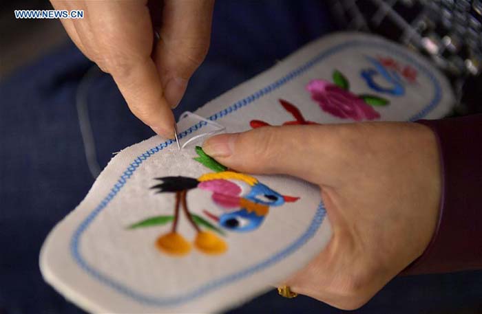 Hubei : l'art de la broderie de l'ethnie Tujia