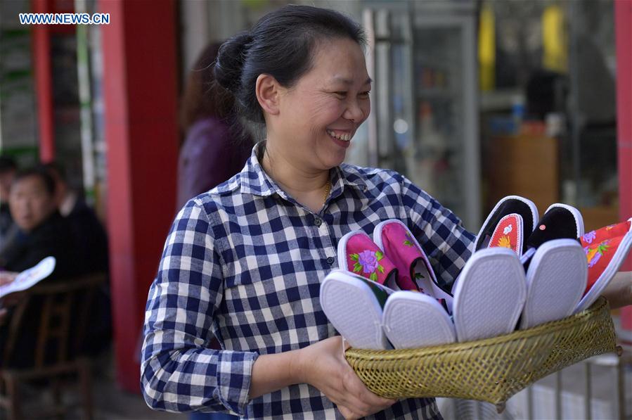 Hubei : l'art de la broderie de l'ethnie Tujia