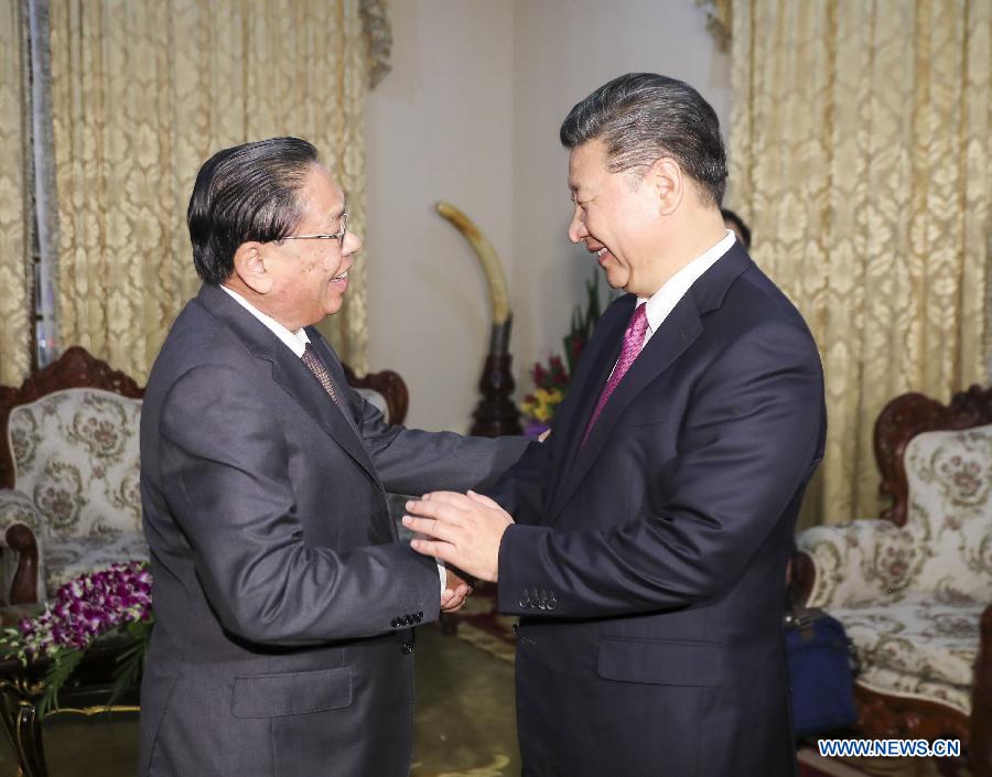 Le président chinois Xi Jinping rencontre l'ancien président du Laos