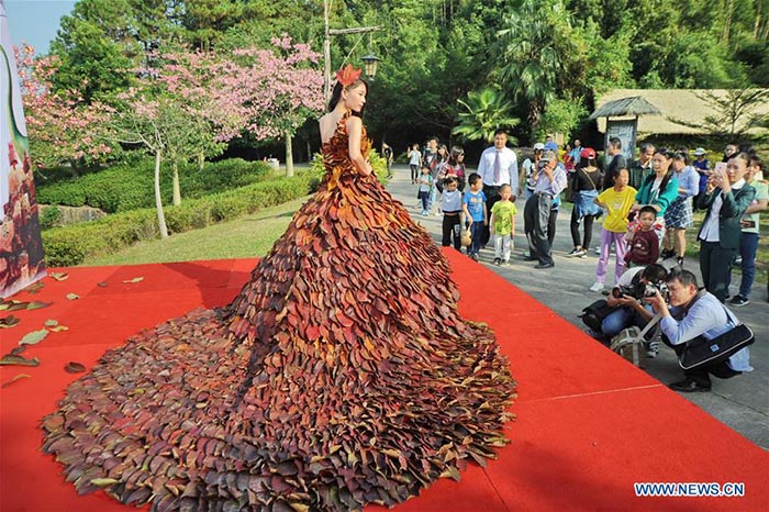 Une robe faite de feuilles d'automne dans le Guangdong 