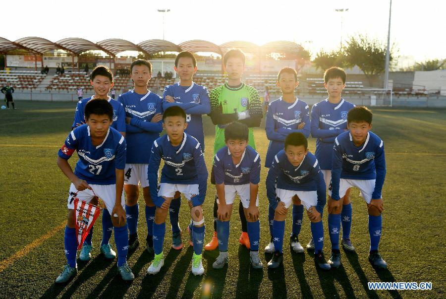 Des élèves d'un lycée chinois re?oivent en Espagne une formation au football