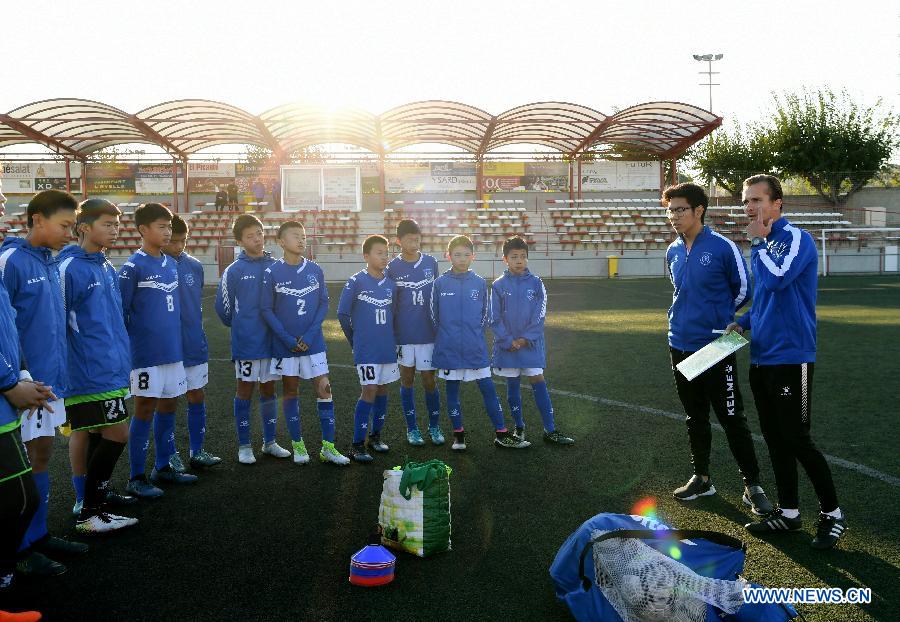 Des élèves d'un lycée chinois re?oivent en Espagne une formation au football