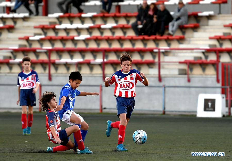 Des élèves d'un lycée chinois re?oivent en Espagne une formation au football